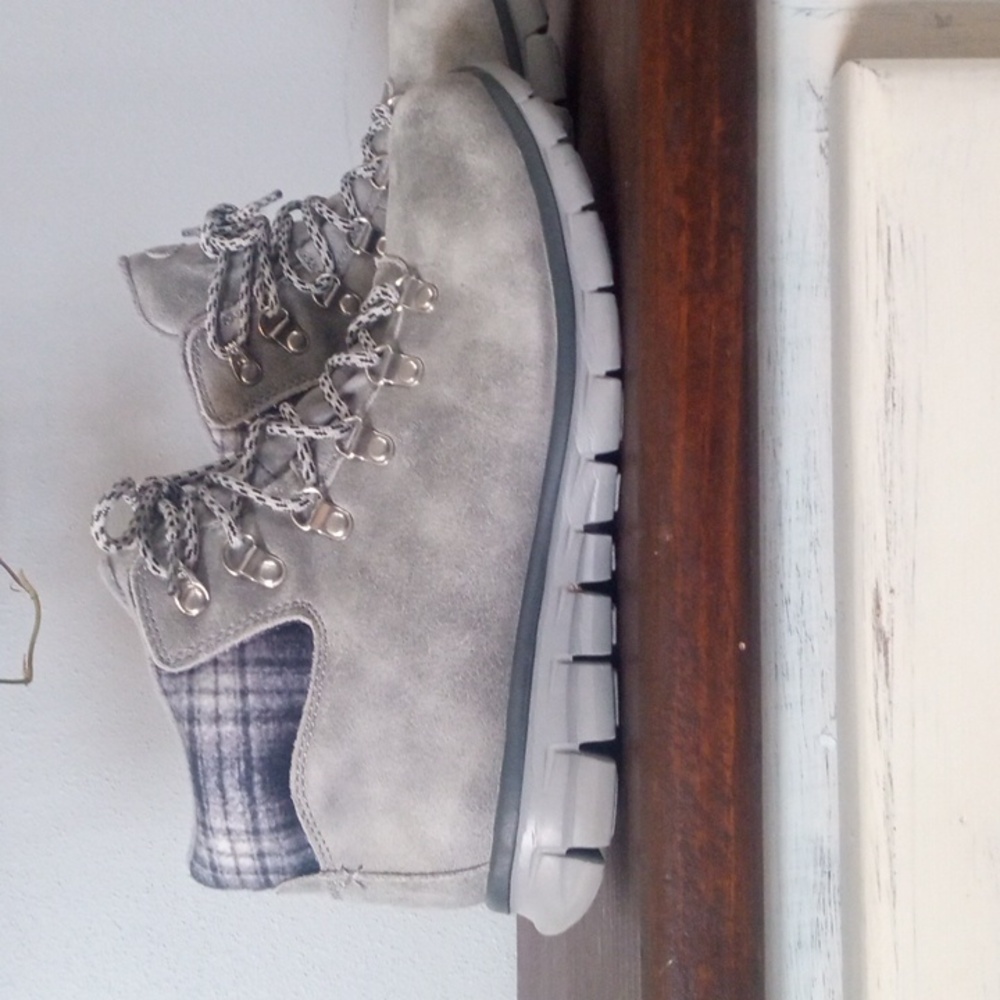 Skechers Synergy Women's Gray Plaid Hiking Boots Size 9